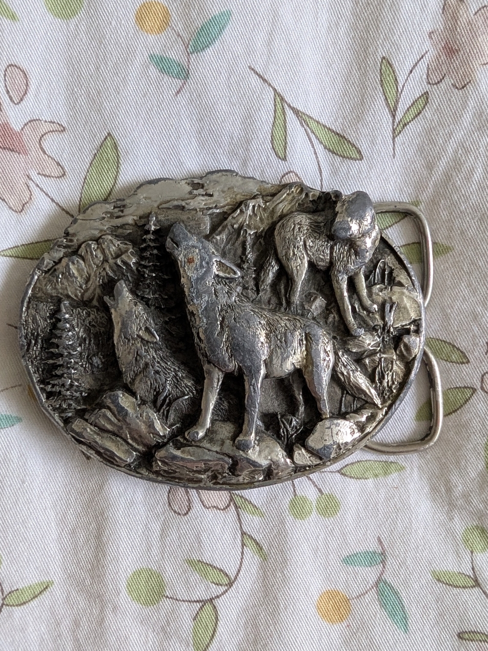 Vintage 1981 Silver Howling Wolf Trio Decorative Belt Buckle - Wildlife Accent